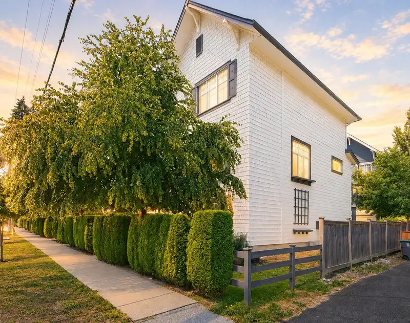 7 16357 15 AVENUE - photo 1 of 40