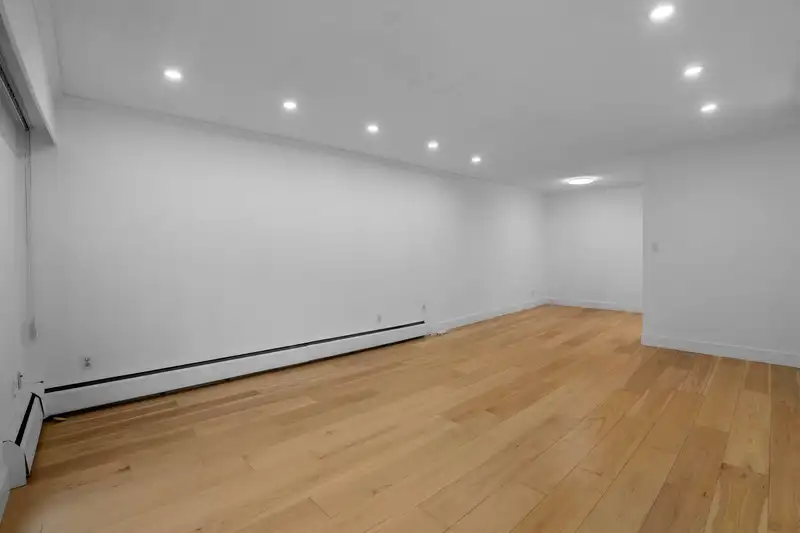 304 1360 MARTIN STREET - photo 2 of 33