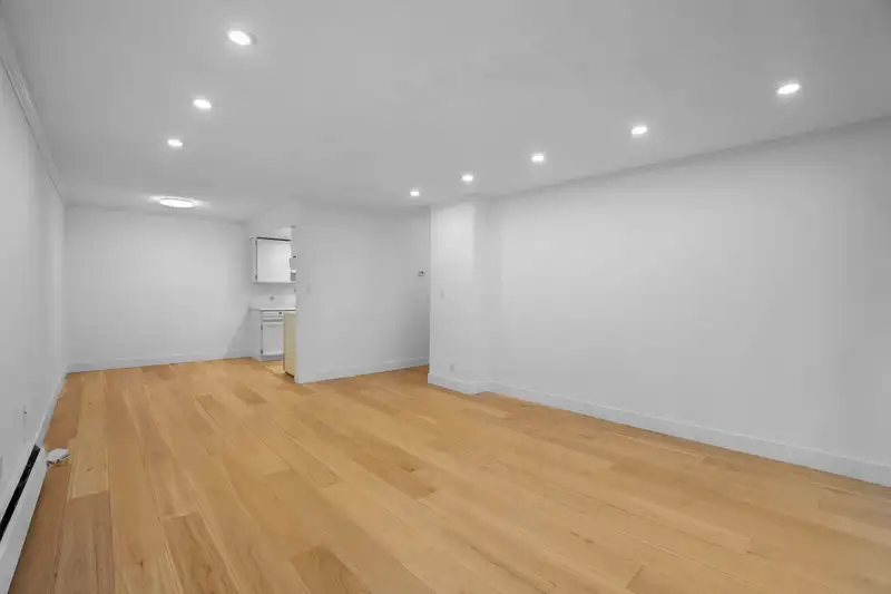 304 1360 MARTIN STREET - photo 4 of 33