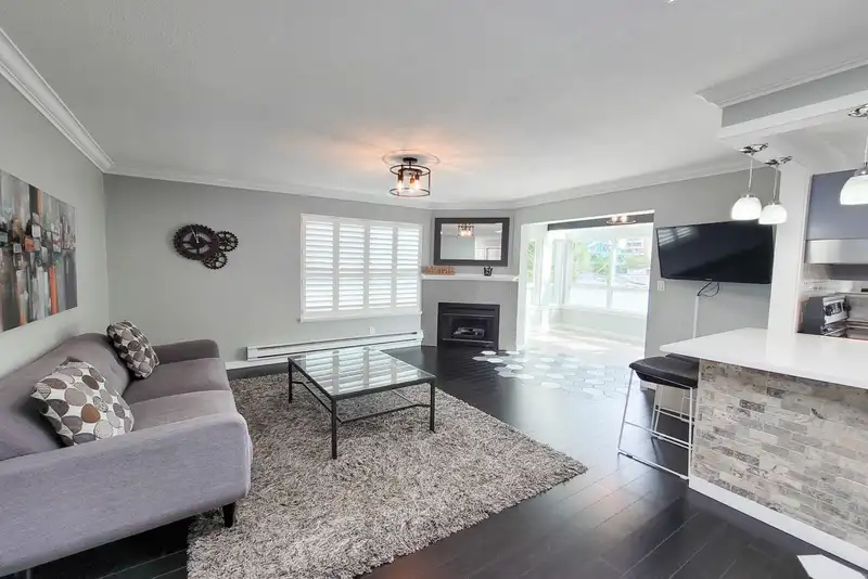 304 1467 MARTIN STREET - photo 4 of 21