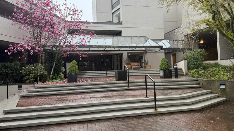 512 4900 CARTIER STREET - photo 2 of 25