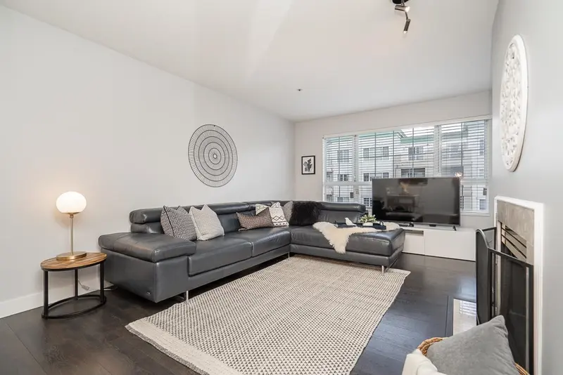 303 2960 PRINCESS CRESCENT - photo 2 of 25