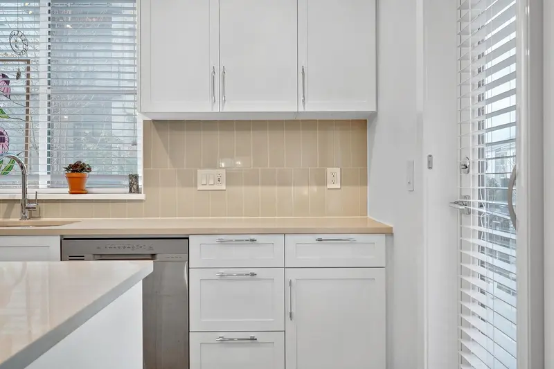 110 20356 72B AVENUE - photo 4 of 25