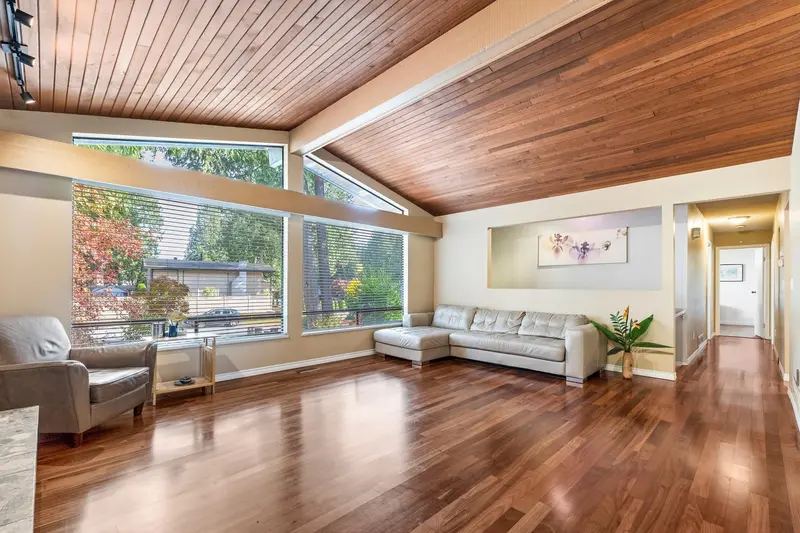 6457 SUMMIT CRESCENT - photo 4 of 25