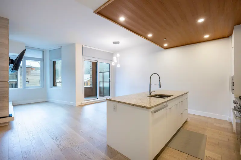 306 6687 NELSON AVENUE - photo 3 of 10