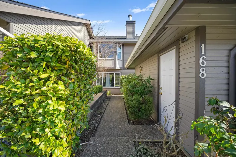 168 1140 CASTLE CRESCENT - photo 4 of 25