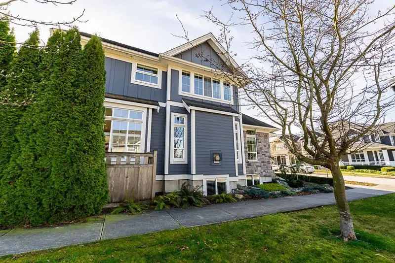 2848 161 STREET - photo 4 of 40