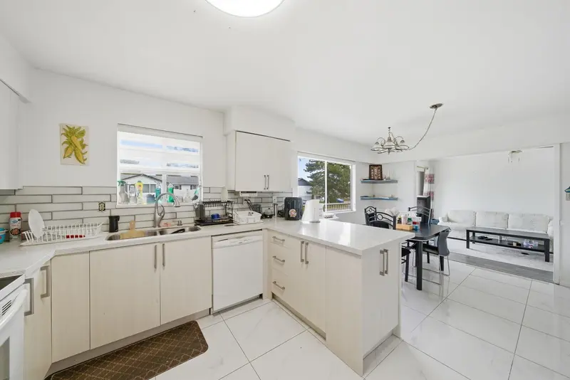 11926 82A AVENUE - photo 4 of 25