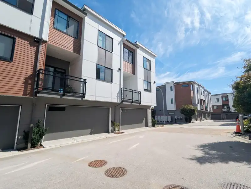 40 1639 162 STREET - photo 3 of 22
