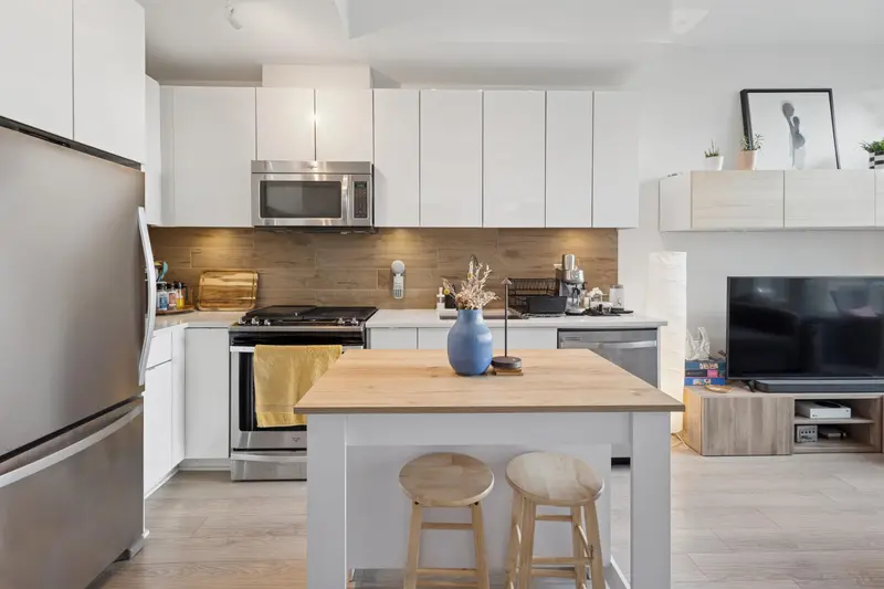 208 200 NELSON'S CRESCENT - photo 4 of 23