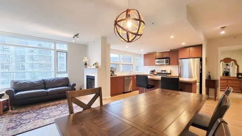 301 9266 UNIVERSITY CRESCENT - photo 2 of 23