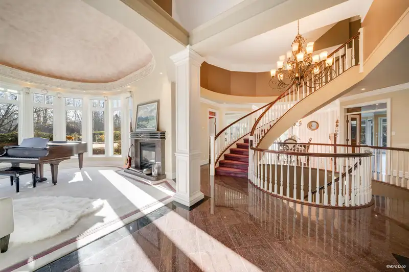 15783 COLLINGWOOD CRESCENT - photo 3 of 40
