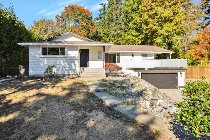 13811 17 AVENUE - photo 2 of 21