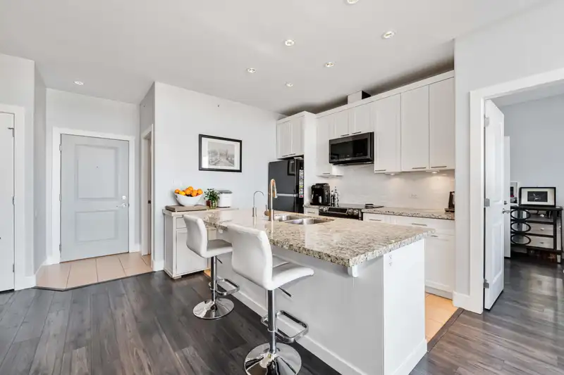 421 2970 KING GEORGE BOULEVARD - photo 4 of 25