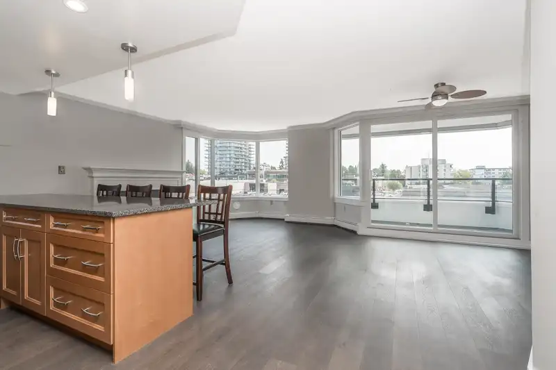 412 15111 RUSSELL AVENUE - photo 3 of 25