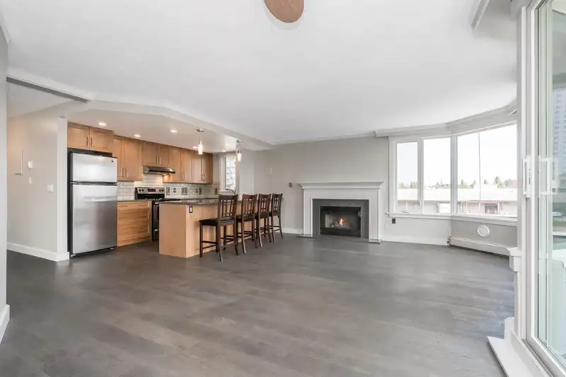 412 15111 RUSSELL AVENUE - photo 4 of 25