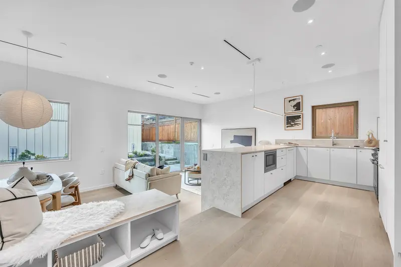 2 2915 E 5TH AVENUE - photo 3 of 25