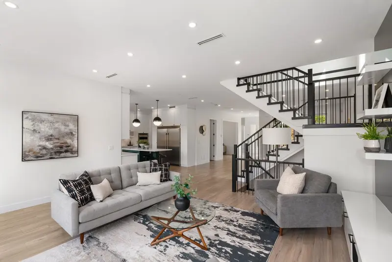 21050 72 AVENUE - photo 3 of 24