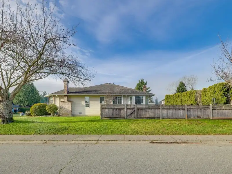 16347 12 AVENUE - photo 3 of 27