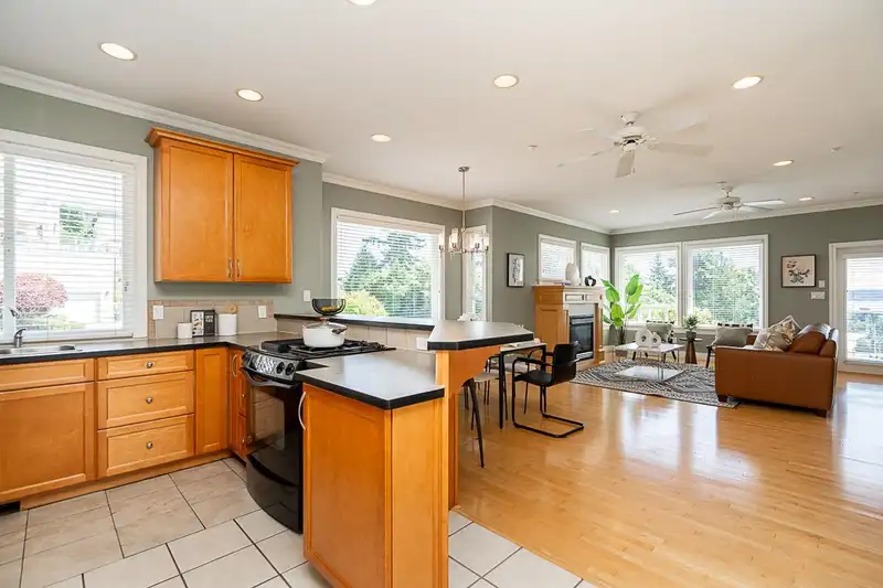 15645 PACIFIC AVENUE - photo 4 of 40