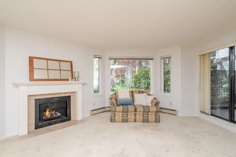 102 15300 17 AVENUE - photo 4 of 8