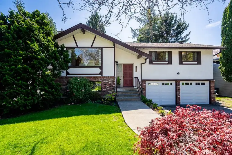 14586 18 AVENUE - photo 1 of 26