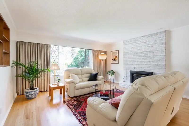 14586 18 AVENUE - photo 2 of 26