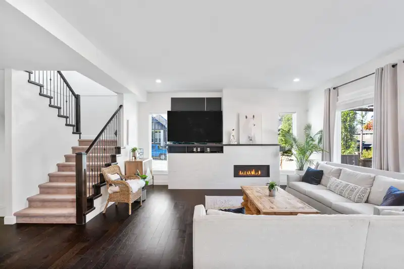 16411 26B AVENUE - photo 4 of 37