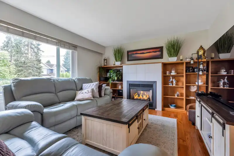 15367 20A AVENUE - photo 3 of 28