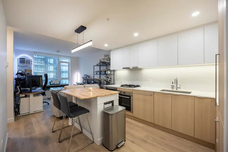 1205 318 ALDERSON AVENUE - photo 4 of 19