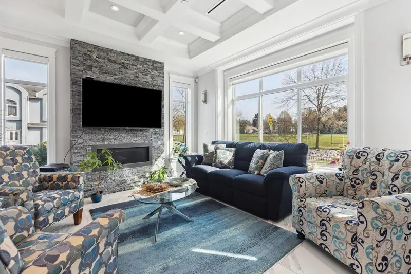 795 E 39TH AVENUE - photo 3 of 25