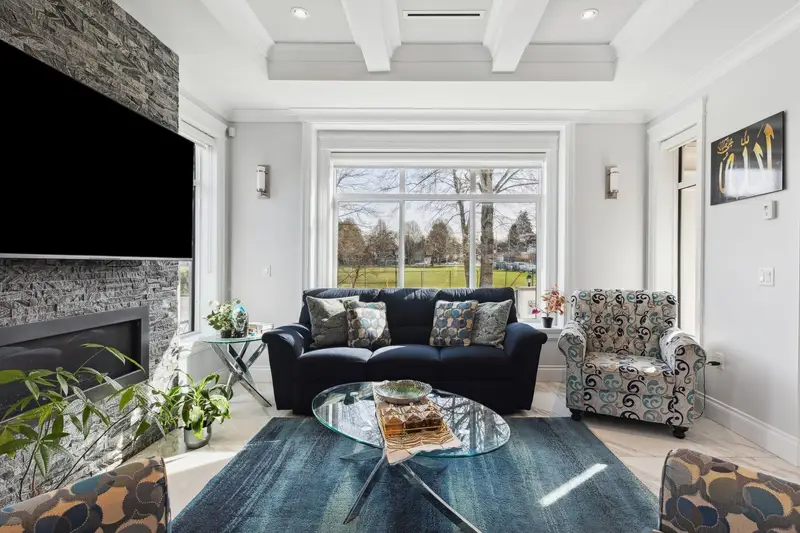 795 E 39TH AVENUE - photo 4 of 25