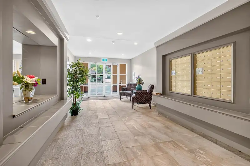 208 15155 22 AVENUE - photo 4 of 25