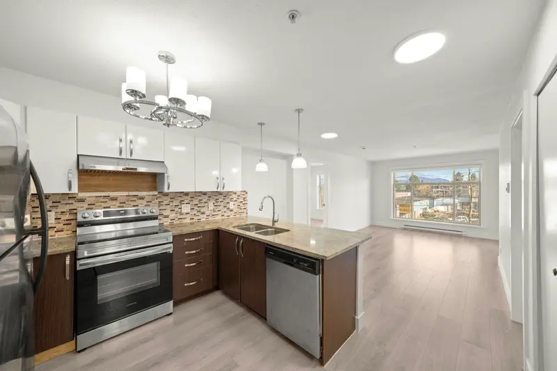 318 13555 GATEWAY DRIVE - photo 4 of 21