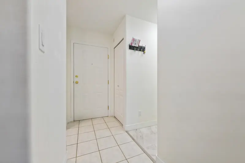 309 15150 108 AVENUE - photo 3 of 19