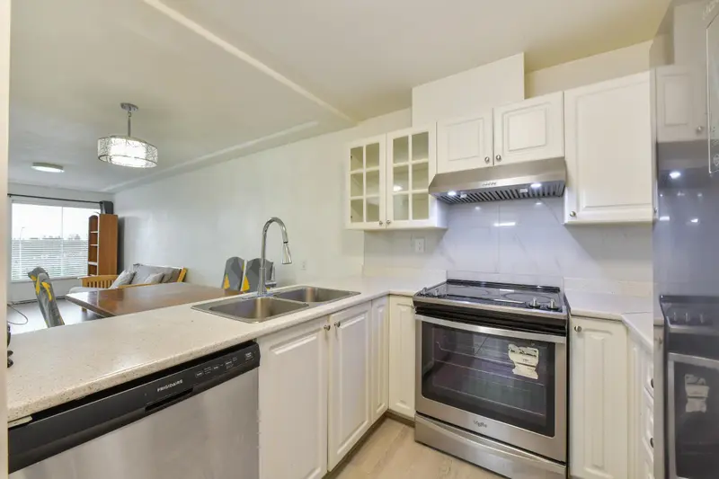 309 15150 108 AVENUE - photo 4 of 19