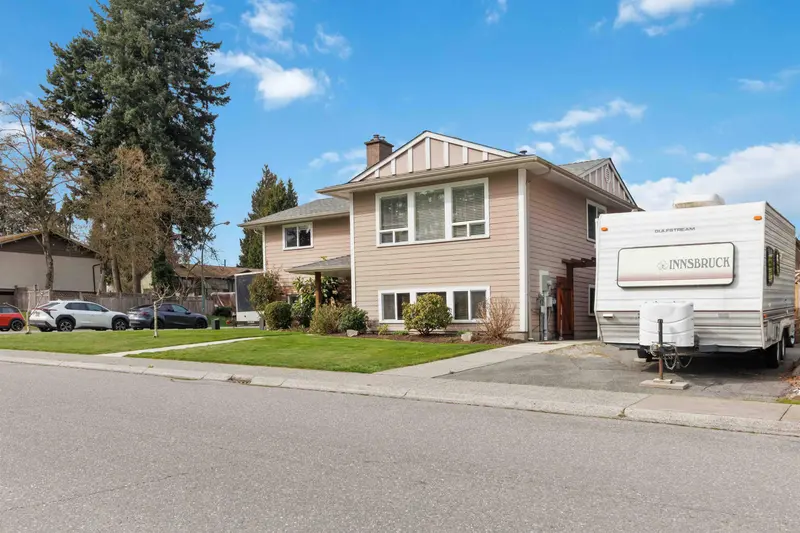 11895 82A AVENUE - photo 2 of 25