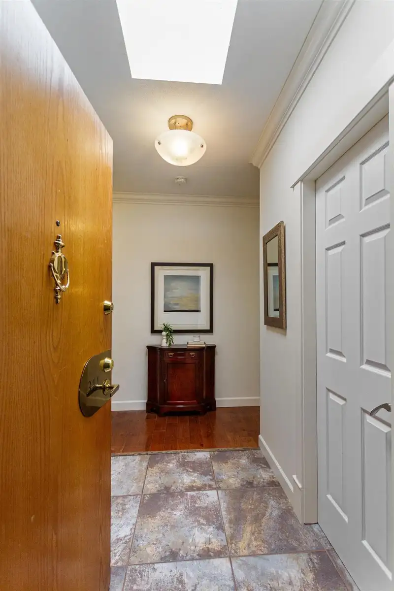 314 15300 17 AVENUE - photo 2 of 31