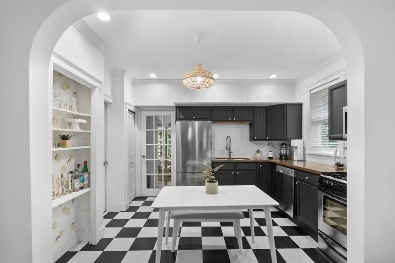 828 KENT STREET - photo 4 of 14