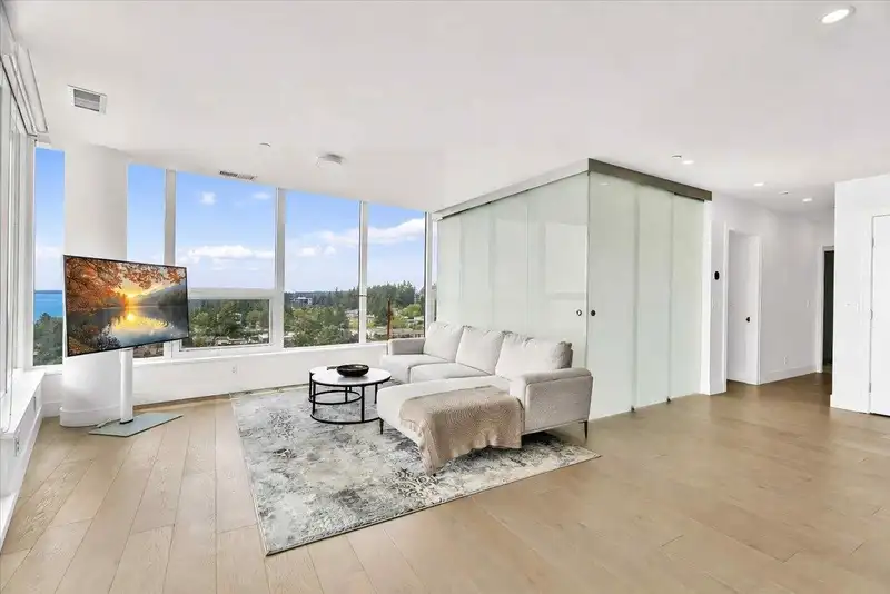 905 1342 JOHNSTON ROAD - photo 2 of 40