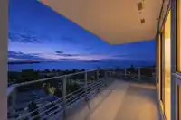 905 1342 JOHNSTON ROAD - thumbnail 9