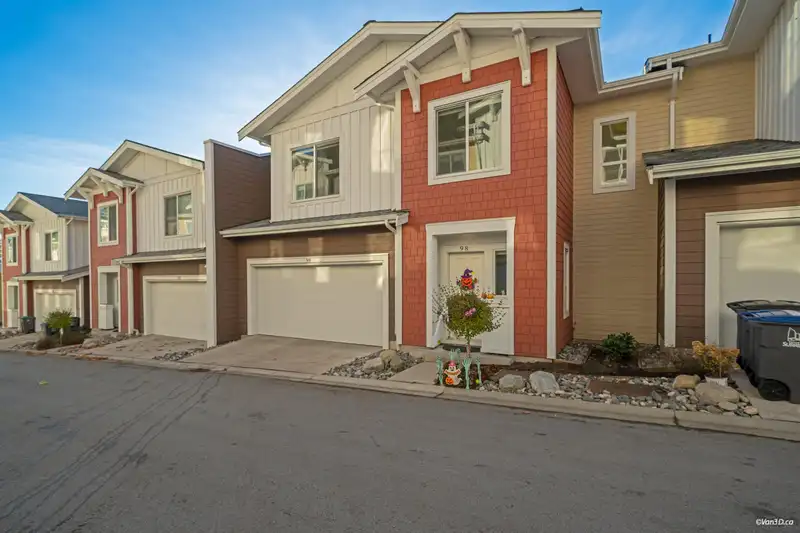 98 16561 17A AVENUE - photo 2 of 40