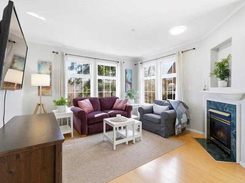 206 5556 14 AVENUE - photo 2 of 25