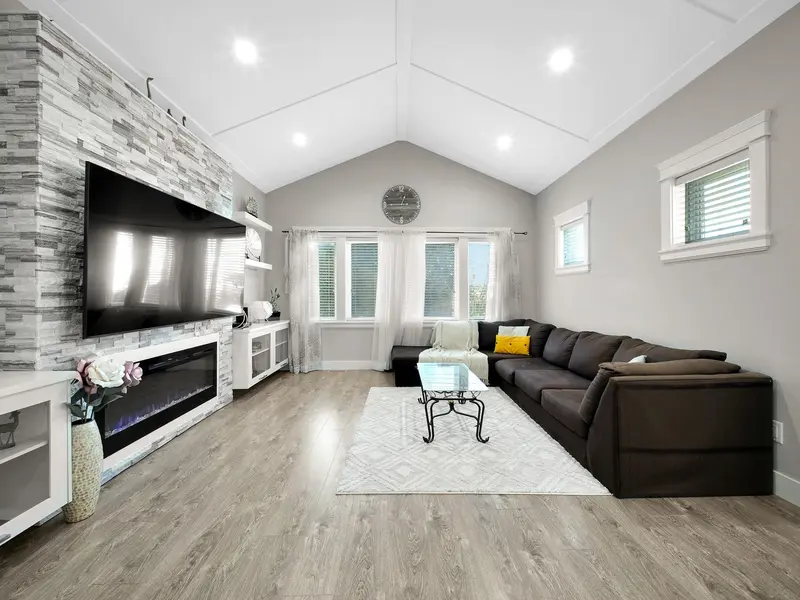 2 20209 98A AVENUE - photo 2 of 25