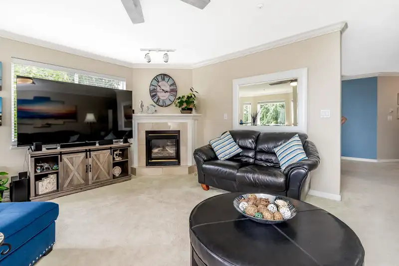 201 14934 THRIFT AVENUE - photo 1 of 22