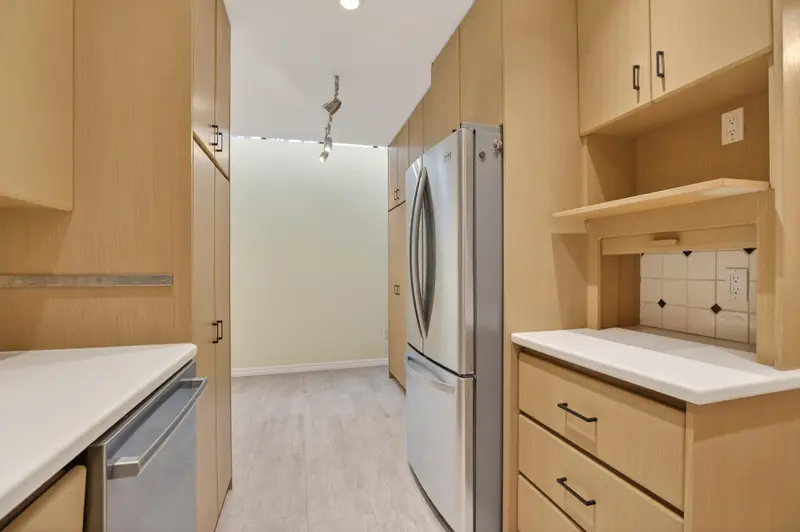 4 3301 W 16TH AVENUE - photo 4 of 25