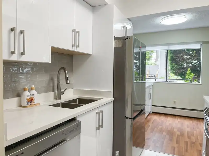 106 1360 MARTIN STREET - photo 3 of 30