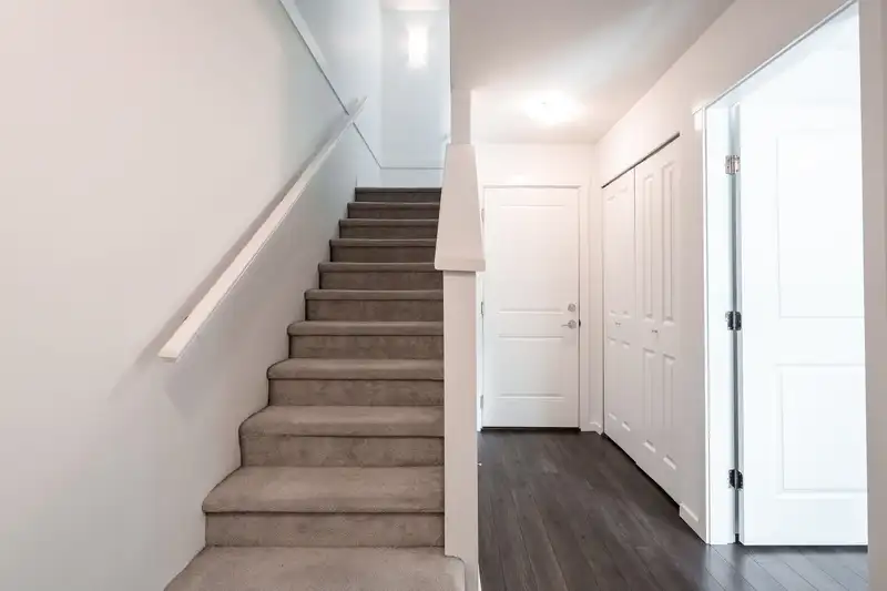 24 16337 15 AVENUE - photo 3 of 38