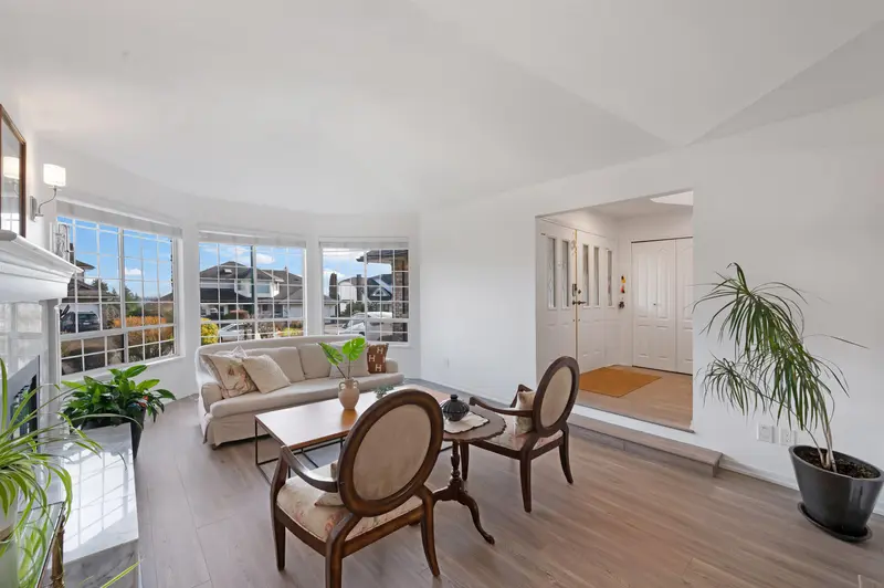 2259 PARADISE AVENUE - photo 3 of 25