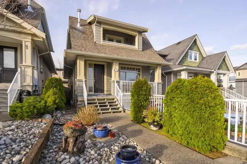 15589 THRIFT AVENUE - photo 2 of 40